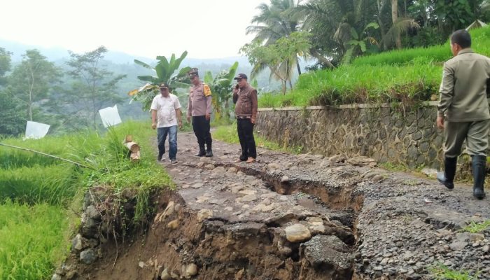 Polsek Pakenjeng Cek TKP Jalan Longsor