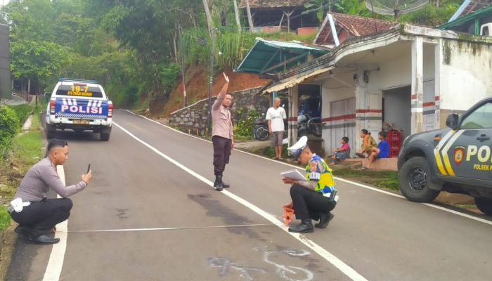 Polsek Pakenjeng Polres Garut Cek Tkp Kecelakaan Antara Sepeda Motor dan Truck Box