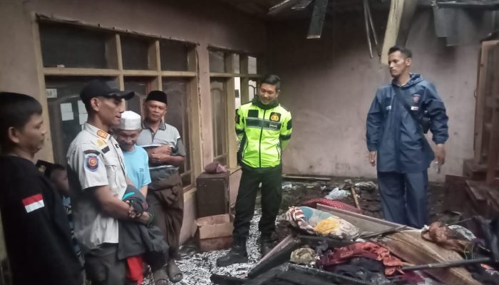 Polsek Banjarwangi Polres Garut Cek Tkp Kebakaran Rumah Di Kampung Dangiang