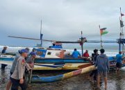 Sat Polairud Polres Garut Evakuasi Perahu Nelayan Yang Terdampar