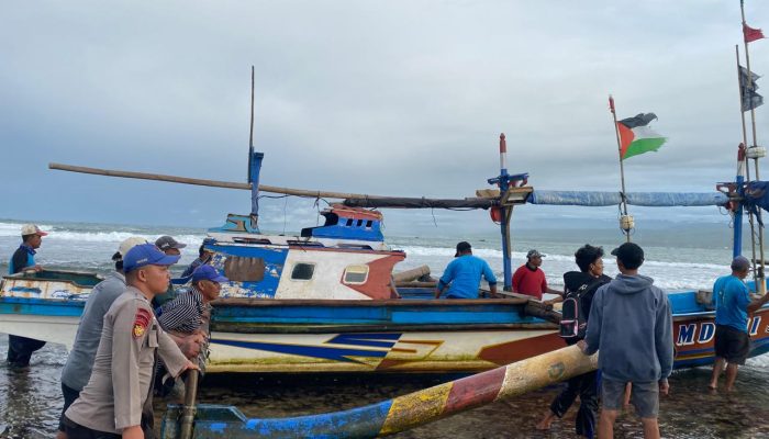 Sat Polairud Polres Garut Evakuasi Perahu Nelayan Yang Terdampar