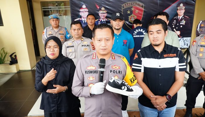 Kabid Humas Polda Jabar : Dua Orang Tersangka Penjual Sepatu Merk Palsu Berhasil Diringkus Polisi