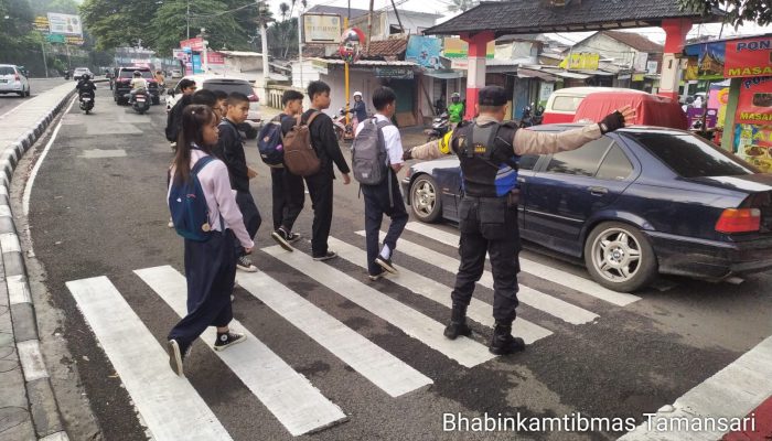 Bhabinkamtibmas Polsek Bandung Wetan lakukan Pengaturan pagi hari di wilayah hukum Polsek Bandung wetan