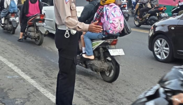 Unit Lantas Polsek Antapani Pimpin Pengaturan Lalulintas Pagi Hari