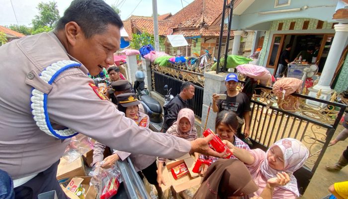 Polresta Cirebon lakukan Kerja Bakti Bantu Warga Bersihkan Lumpur Pasca Banjir