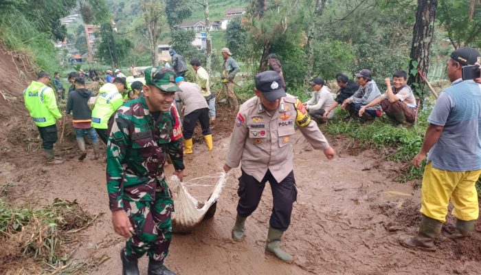 Pasca Kejadian Longsor Kapolsek Lembang dan Kades Sunten Jaya Bersama Warga Bahu Membahu Bersihkan Jalan 