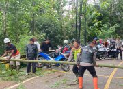 Kabid Humas Polda Jabar : Polisi Cek Dan Tinjau Longsor Susulan Yang Menutup Ruas Jalan Nasional Cikijing-Kuningan