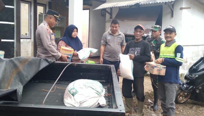 Kabid Humas Polda Jabar : Polisi Berikan Bantuan Kepada Korban Bencana Angin Puting Beliung