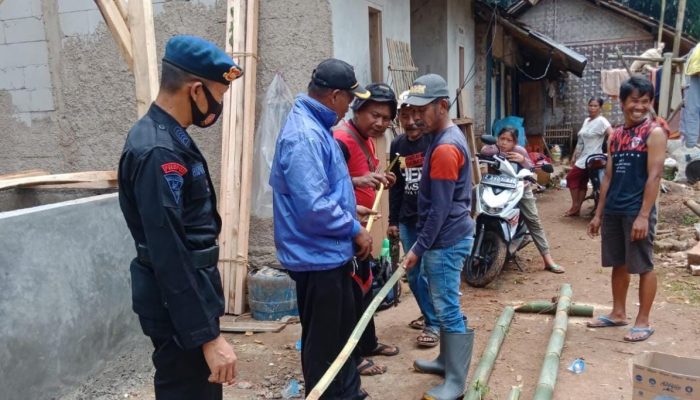 SAT BRIMOB POLDA JABAR BANTU MASYARAKAT YANG SEDANG BANGUN MESJID