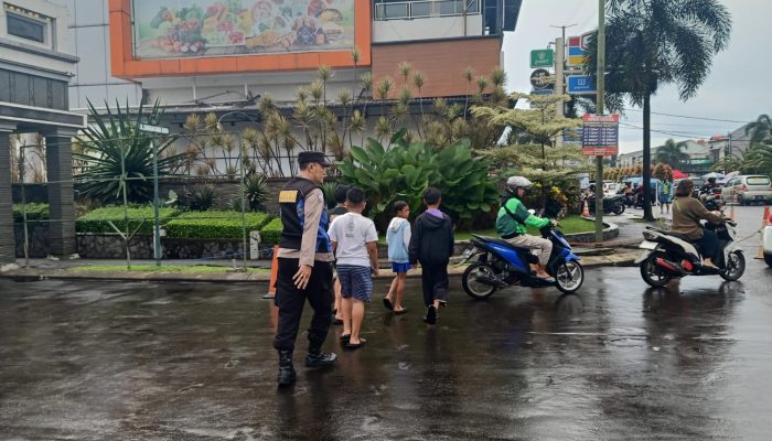 Polsek Bojongloa kidul Pengaturan lalulintas  Kegiatan Pasar Tumpah  Menjelang Buka Puasa di jalan indrayasa