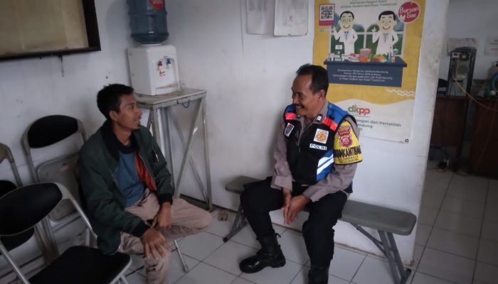 Ciptakan Situasi Kamtibmas yang kondusif Bhabinkamtibmas Kelurahan Turangga Polsek Lengkong sambangi warganya