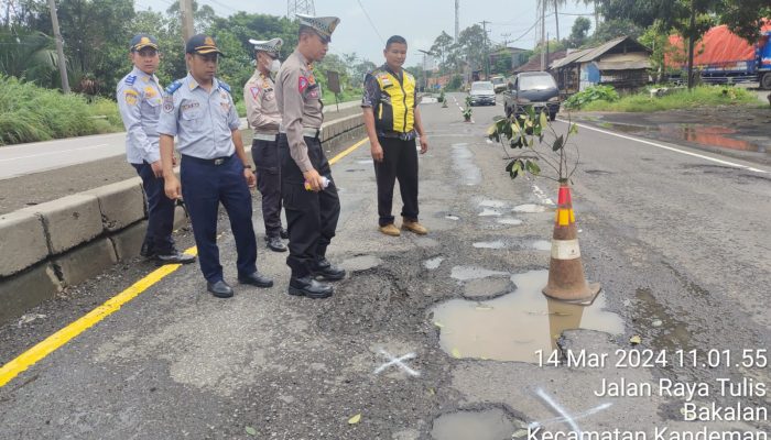 Satlantas Polres Batang Tandai Jalan Berlubang, Minimalisir Kecelakaan