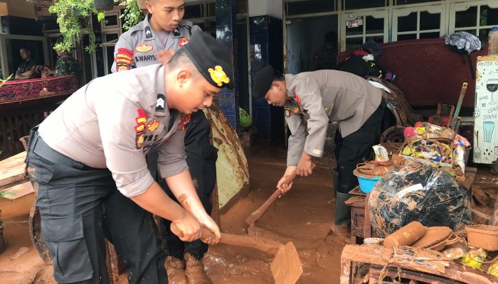 Polda Jateng terjunkan Personel Ditsamapta, Bantu Warga Terdampak Banjir di Pekalongan