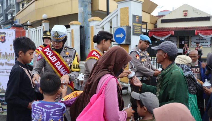 Kabid Humas Polda Jabar : Jelang Buka Puasa, Polisi Kembali Bagikan Puluhan Kantong Takjil