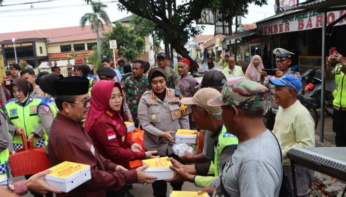 Kabid Humas Polda Jabar : Forkopimda Kabupaten Cirebon Kompak Masak Bersama Hingga Patroli Ngabuburit dan Berbagi Sembako