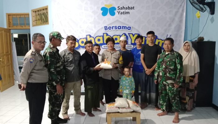 Kabid Humas Polda Jabar : Berkah Ramadhan, Polisi Berbagi Beras ke Anak Yatim