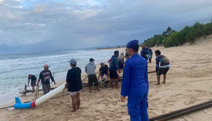 Kabid Humas Polda Jabar : Tiga Hari Bertahan Di Laut, Nelayan Sukabumi Di Evakuasi Polisi