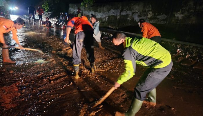 Kabid Humas Polda Jabar : Sinergitas TNI-Polri, Kapolsek Bersama Danramil 1705 Cikijing Pantau Dan Bersihkan Material Longsoran