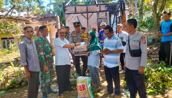 Kabid Humas Polda Jabar : Polisi Salurkan Bantuan Sosial Kepada Keluarga Korban Kebakaran Rumah