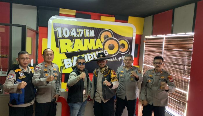 Kasat Binmas Memberikan himbauan kamtibmas lewat Radio Rama FM