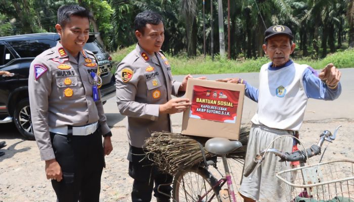 Kapolres Lebak Bagikan Langsung Paket Sembako ke Warga Kurang Mampu
