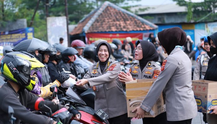 Raih Berkah Ramadhan, Polwan Polda Jabar Bagi Bagi Takjil Gratis Kepada Masyarakat Pengguna Jalan
