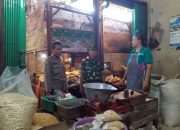 Kabid Humas Polda Jabar : Sinergi TNI-Polri di Pasar Tradisional Kadipaten Untuk Cek Harga Sembako