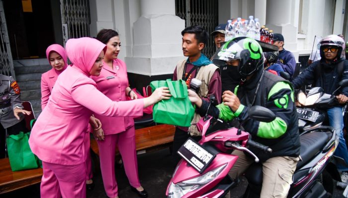 10 Menit Ludes, Warga Bandung Antusias Terima Takjil Dari Polisi dan Bhayangkari