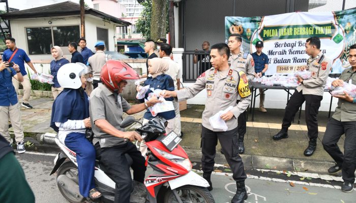 KAPOLDA JABAR TURUN LANGSUNG BAGIKAN TAJIL UNTUK PARA PENGENDARA DI BANDUNG