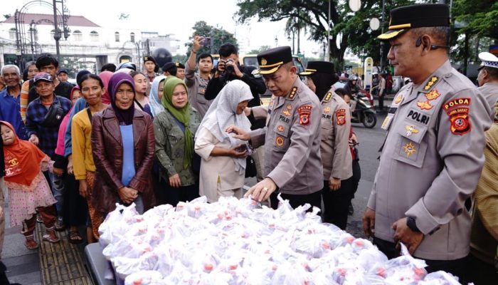 Berbagi Berkah Meraih Kemenangan di Bulan Ramadhan, Polda Jabar Tak Henti, Bagi – Bagi Takjil Gratis Kepada Masyarakat Pengguna Jalan