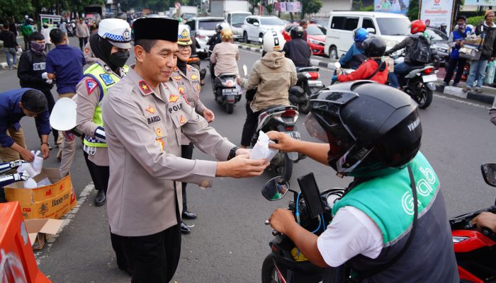 WAKAPOLDA JABAR TURUN LANGSUNG BAGIKAN RIBUAN TAKJIL UNTUK PARA PENGENDARA DI BANDUNG