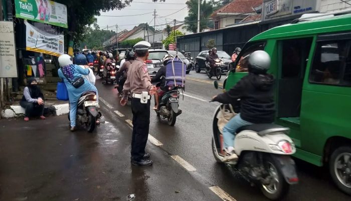 Pastikan Tidak Ada Kemacetan, Unit Lantas Polsek Antapani Laksanakan Pengaturan Arus Lalulintas