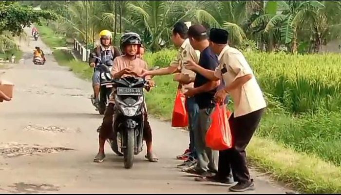 PEMBAGIAN TAKJIL DIPIMPIN LANGSUNG OLEH KETUA KWRI PRINGSEWU
