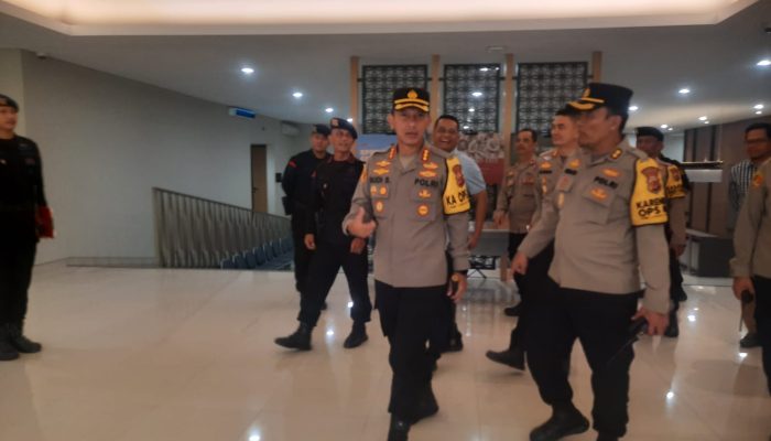 Polrestabes Bandung dan Jibom Polda Jabar melaksanakan pengecekan dan Sterilisasi Gereja.