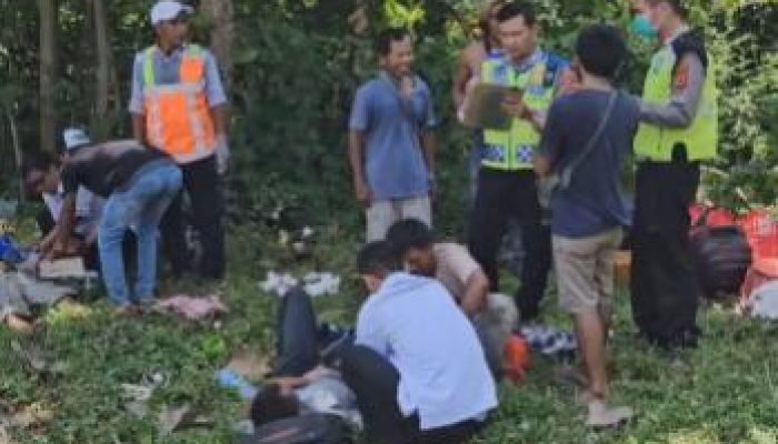 RESIKO PERTARUHKAN NYAWA, POLISI KAWAL AMBULANCE LAWAN ARUS DEMI SELAMATKAN NYAWA BELASAN PEMUDIK KECELAKAAN DI CIPALI