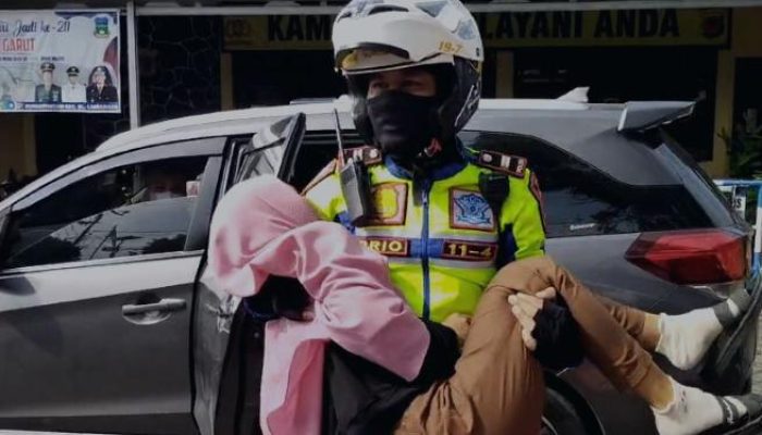 Kabid Humas Polda Jabar : Polisi Terjun Langsung Evakuasi Pemudik Wanita Yang Pingsan Saat Perjalanan