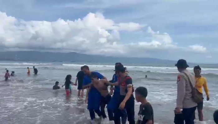 Kabid Humas Polda Jabar : Polisi Berhasil Selamatkan Wisatawan yang Nyaris Tenggelam di Pantai