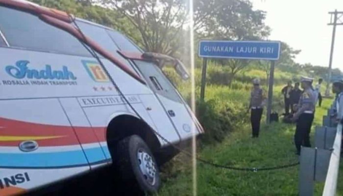 Diduga Sopir Mengantuk, Bus Rosalia Mengalami Kecelakaan di Tol Batang — Semarang