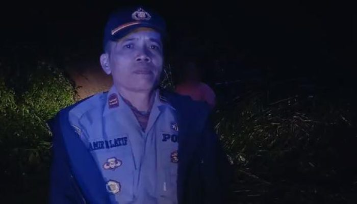 Kabid Humas Polda Jabar : Polisi Evakuasi Material Tanah Longsor Yang Menutupi Jalan Raya Banjarwangi Singajaya