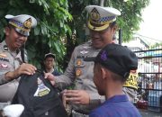 Kabid Humas Polda Jabar : Sambil Pantau Arus Wisata, Polisi Bagikan Tas Kepada Pengunjung Kebun Raya Bogor