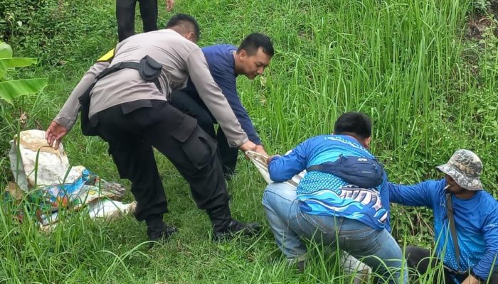 Kabid Humas Polda Jabar : Polisi Lakukan Pembersihan Sampah di Aliran Anak Sungai Ciputra Haji Desa Sukasari