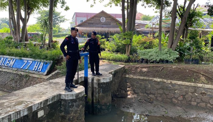 TIM SIAGA SAR SAT BRIMOB POLDA JABAR PATROLI KE BEBERAPA PINTU AIR, SIAP SIAGA ANTISIPASI BANJIR