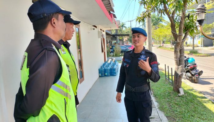 Patroli Kamtibmas Brimob Jabar  Himbauan Satpam Perumahan Agar Waspada Terhadap Segala Bentuk Kejahatan 