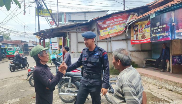 Menjelang Putusab MK Anggota Brimob Jabar Berikan  Himbauan Kepada Masyarakat Agar  untuk Tertib dalam Masa Pemilu Damai 2024.