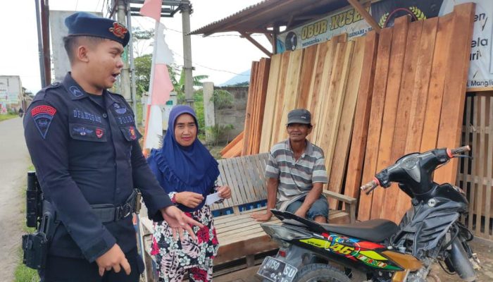 Anggota Brimob Beri Himbauan kepada masyarakat Agar selalu Menjaga Kebersihan Pribadi dan Lingkungan 