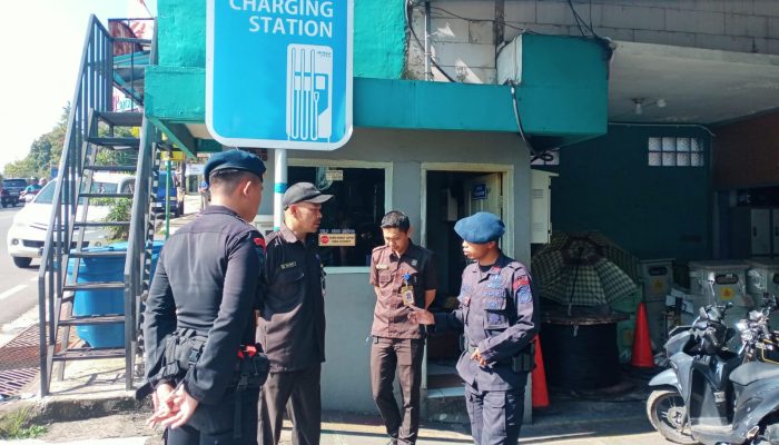 Patroli Obyek Vital Kantor PLN Brimob Jabar Sampaikan Pesan Kamtibmas untuk Cegah Gangguan Kamtibmas