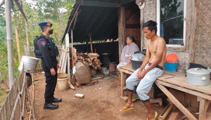 Patroli Brimob Jabar Jabar Ajak Warga Desa Mekar Laksanakan Jaga Kamtibmas yang Kondusif 