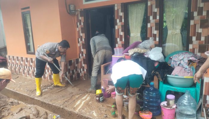 Kabid Humas Polda Jabar : Polisi Datangi TKP Bencana Tanah Longsor dan Gotong Royong Bareng Warga