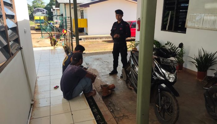 Brimob Jabar Patroli Siang Ke Perusahaan Dialogis Dengan karyawan Sampaikan Himbauan Kamtibmas