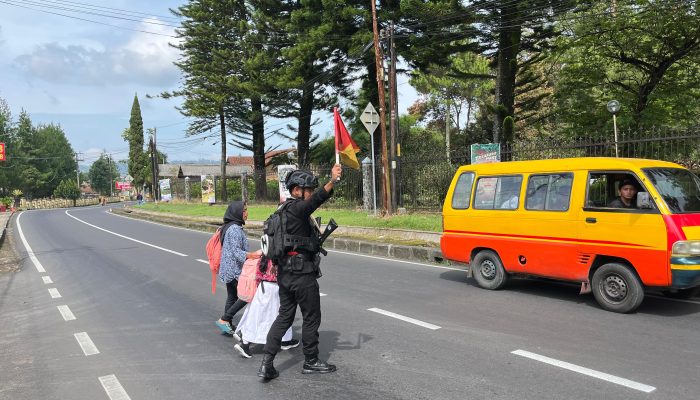 Brimob Jabar  Bantu Anak – anak  Jalan yang Sedang Berpulang Sekolah 